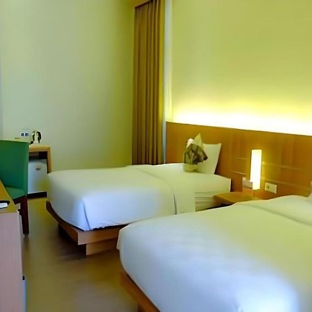 Lotus Hotel Subang Buitenkant foto