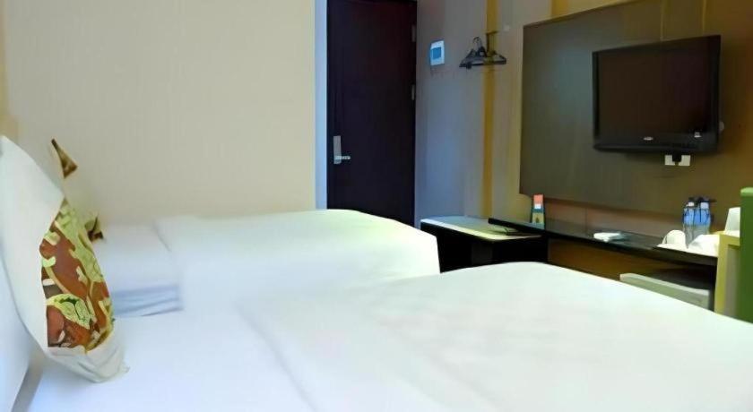 Lotus Hotel Subang Buitenkant foto