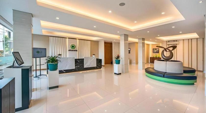 Lotus Hotel Subang Buitenkant foto